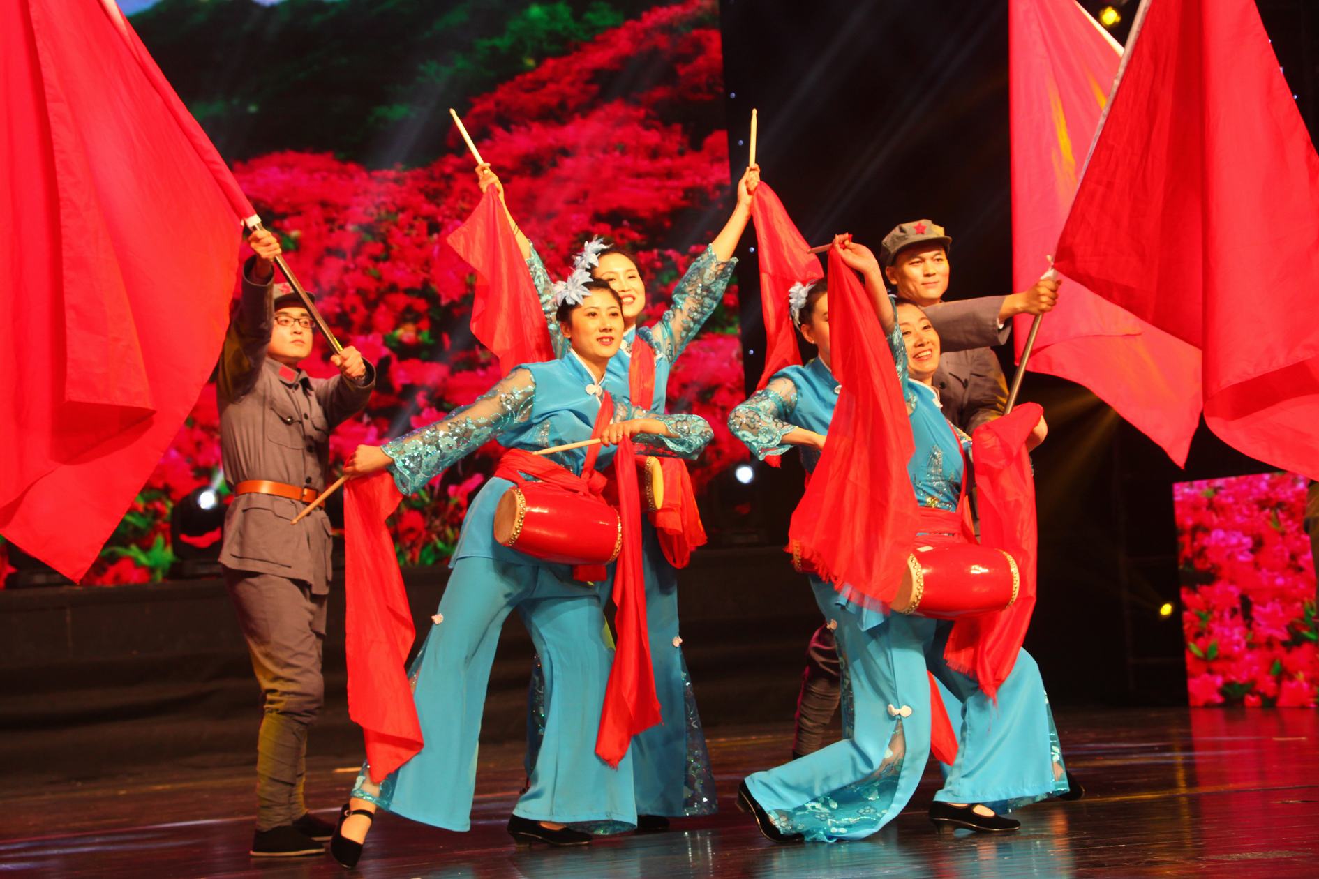安德利职工艺术团表演的舞蹈《红色娘子军》